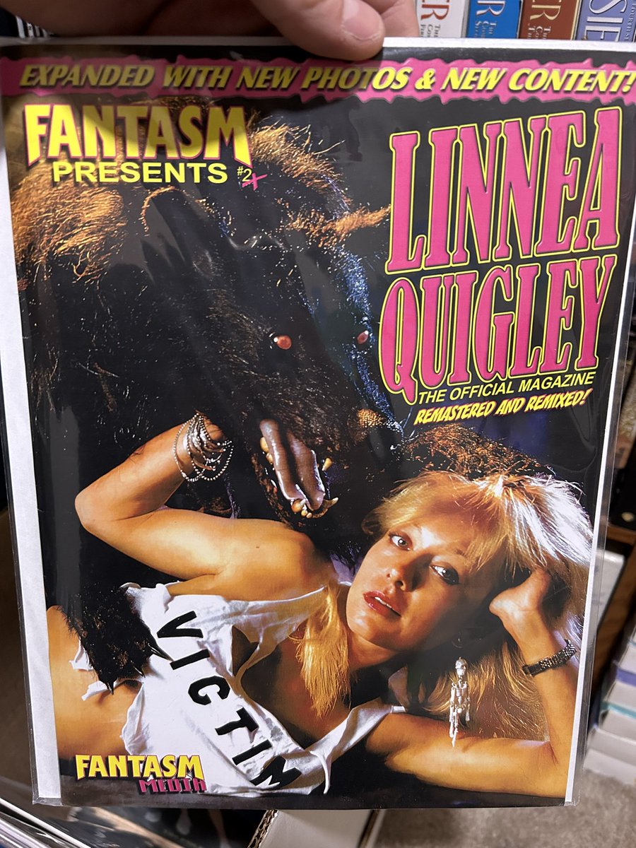 901comic's tweet image. Just a few in my collection. The Scream Queen her gorgeous self. @LinneaQuigley you will always be special to me🖤🖤🖤 I hope to see you soon! I have so much for you to sign!
