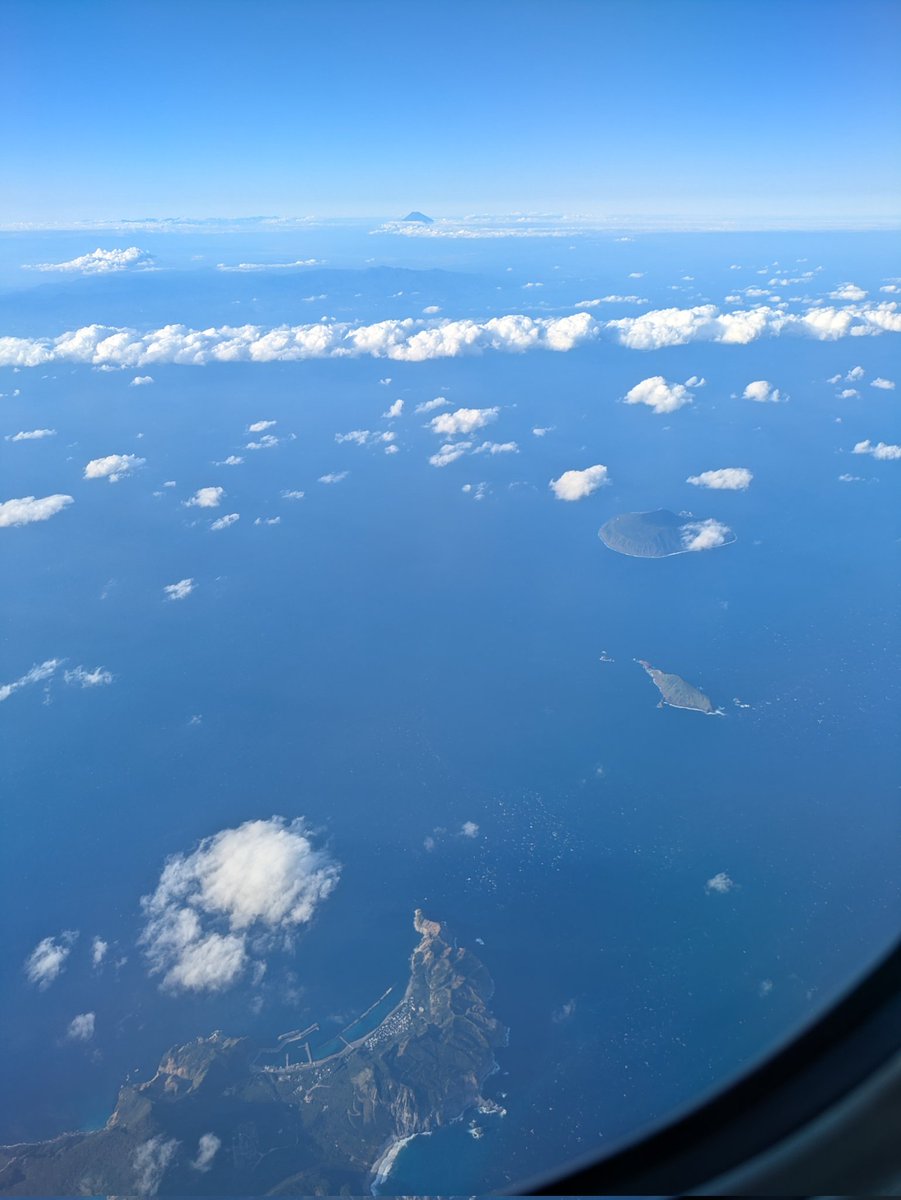 hello_okinawa__'s tweet photo. 上空から眺める景色が好きな皆様おはようございます🏝️
写真の島どこでわかりますか?
私は写る島にはまだ行ったことありません🏝️
船でどこでもいけちゃう人が羨ましいです🚣♂️
でも私も八重山の船はよわなくなりました!トローリングのおかげ🐟️🚣♂️🏝️
素敵な日曜日を!
#飛行機から島
#hellookinawa https://t.co/45jBXTnFIF