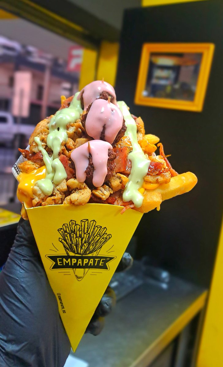 Cono de papas fritas con pollo, carne, tocino, queso cheddar, mayonesa de albahaca y salsa rosa picante🤤 #Guayaquil