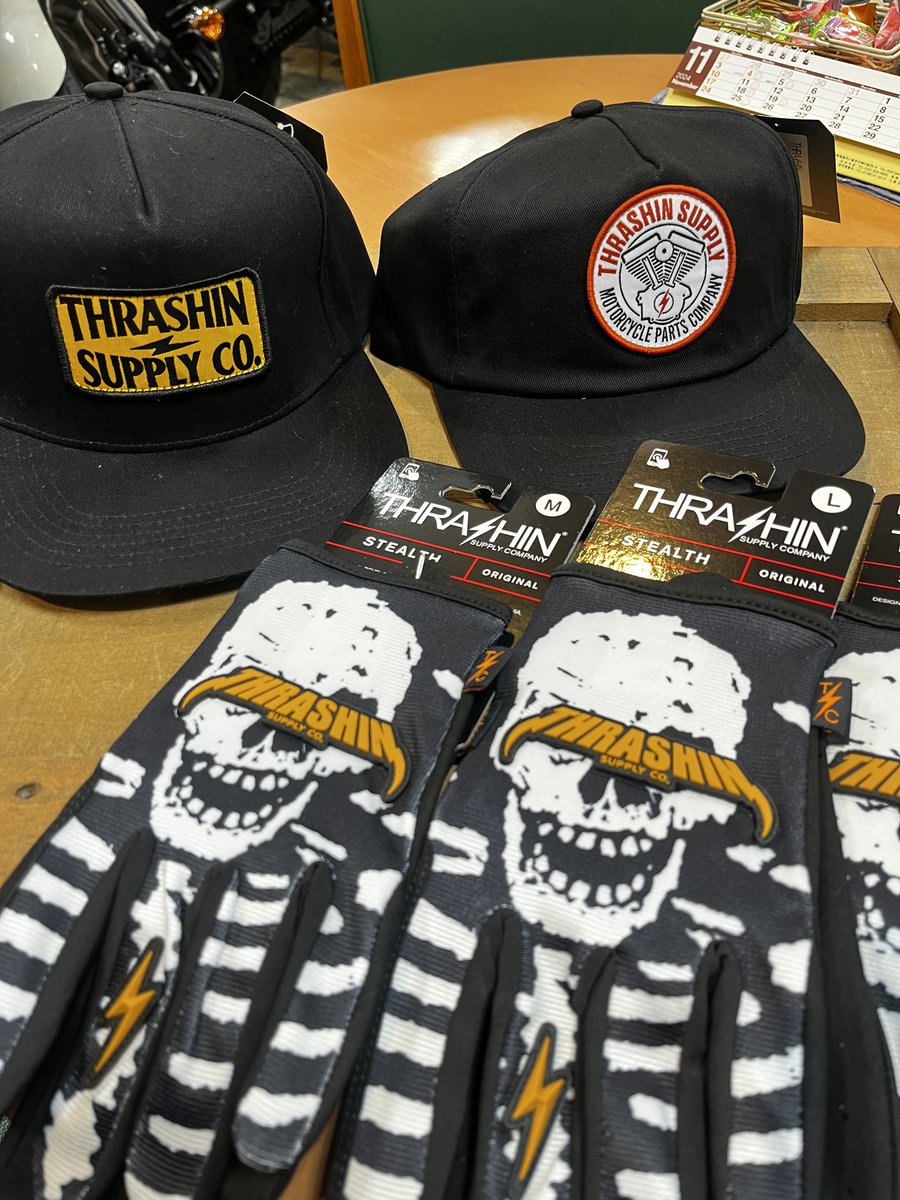 KMDex_hatahata's tweet photo. みんな大好きスラッシンwwを中心に、
#thrashinsupply
#triumph
#HONDA
#sands
#thespeedmerchant
の新作が続々入荷中。
みんなのSelectSHOP/カマダサイクルexです！ww

ガチガチのコーデより、崩した感じの着こなしもバイク乗りには必須。バイク乗りは清潔でオシャレに行こう！
ワンポイントでね。
今やオールシーズン活用出来るトラックTシャツ。数量限定なのでお買い逃がしない様に。

この業界に30年携わっていますが、S&Sが「SMITH&SMITH」って初めて知りました（汗
気が付かない事ってあるんですねー。日々勉強...

#カマダサイクルex
#バイクライフ
#bikelife
#バイク好きな人と繋がりたい
#バイクのある風景
#バイクのある生活
#新車バイク販売 #輸入車販売 #中古バイク販売
#全国通販できます