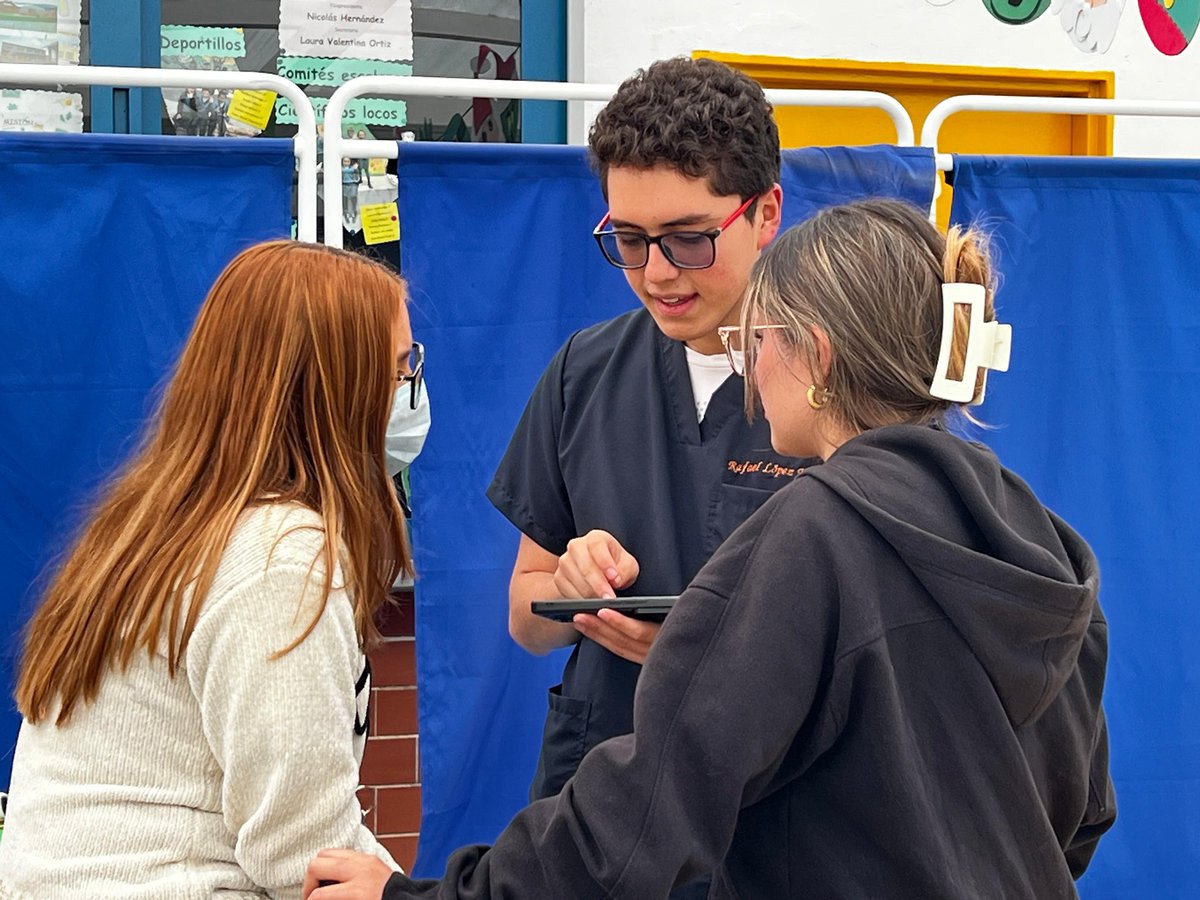 GobiernoBTA's tweet photo. 🟡🔴 #EnGobierno | Hoy desde la localidad de 📍@UsmeAlcaldia acompañamos a la comunidad con la feria de servicios “Entorno inspirador Usme”.

Agradecemos a todas las entidades participantes y en especial al Comité Local de Libertad Religiosa de #Usme. https://t.co/KRH9vC1rf9