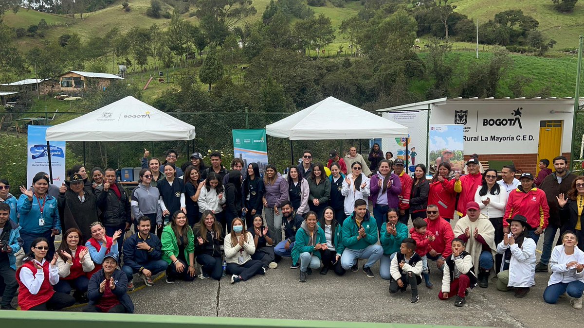 GobiernoBTA's tweet photo. 🟡🔴 #EnGobierno | Hoy desde la localidad de 📍@UsmeAlcaldia acompañamos a la comunidad con la feria de servicios “Entorno inspirador Usme”.

Agradecemos a todas las entidades participantes y en especial al Comité Local de Libertad Religiosa de #Usme. https://t.co/KRH9vC1rf9
