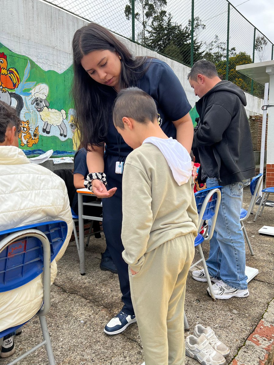 GobiernoBTA's tweet photo. 🟡🔴 #EnGobierno | Hoy desde la localidad de 📍@UsmeAlcaldia acompañamos a la comunidad con la feria de servicios “Entorno inspirador Usme”.

Agradecemos a todas las entidades participantes y en especial al Comité Local de Libertad Religiosa de #Usme. https://t.co/KRH9vC1rf9
