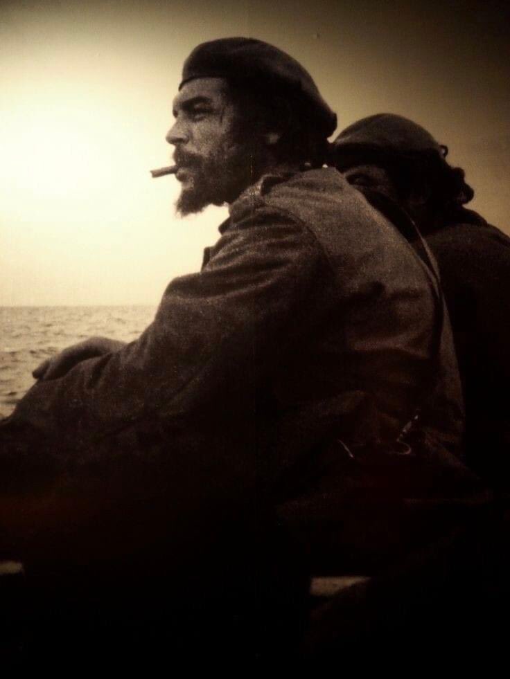 África es "uno, sino el más importante, campo de batalla, contra todas las formas de explotación que existen en el mundo: contra el imperialismo, el colonialismo y el neocolonialismo".

⭐Che~
#HastaLaVictoriaSiempre 
#ErnestoCheGuevara 
#MiMovilEsPatria
#CubaEsRevolucion