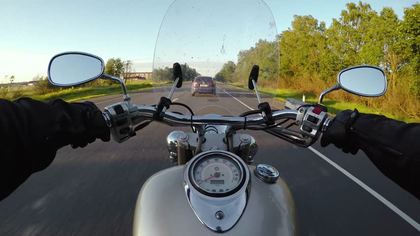 daVideoGlasses's tweet image. Ready to turn heads on your bike? With our video recording sunglasses, relive the thrill anytime! 🚨 #MotorcycleLovers #RideAndRecord #CaptureAdventure #MotoVibes #RoadJourney