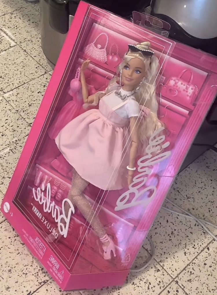 The_SamuraiGirl's tweet image. Obsessed w my #barbiedeluxedoll @Barbie #barbiecollector #dollcollector she’s so classy. Love her outfit.