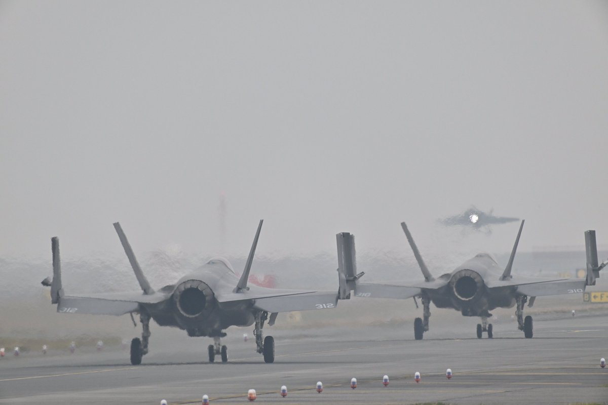smk212411's tweet image. 11月17日  岩国基地

F35C 🤩   何機かわからないけど10機くらい？着陸🛬

#岩国基地  #F35C