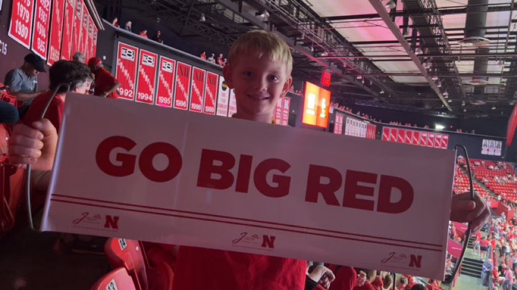 ashleyamber1122's tweet photo. Go Big Red!! 🏐 #huskers https://t.co/NYl4iV6kNC