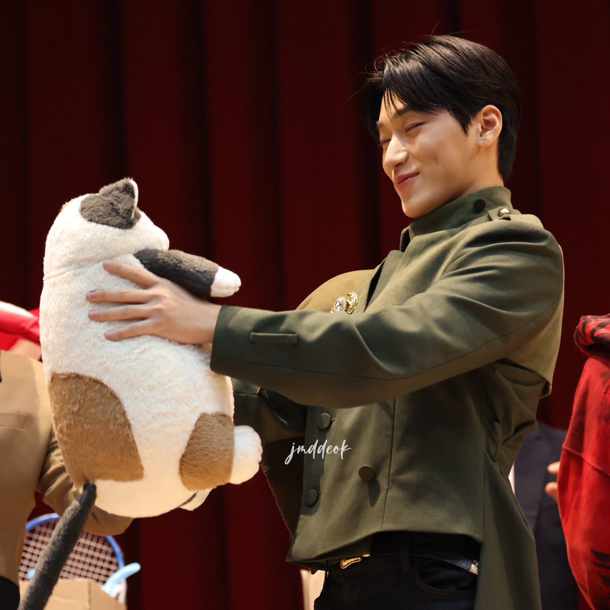 sunshine_1117's tweet photo. ⛰️: *looking through his fansign items*
⛰️: "wah I caught wooyoung!"
⛰️: "wooyo-ya~! wooyo-ya~! our/my wooyo-ya~!"

that cute fat cat plushie looked like wooyoung to san and he was so happy to find it 😭 https://t.co/5BGXzlj8F2