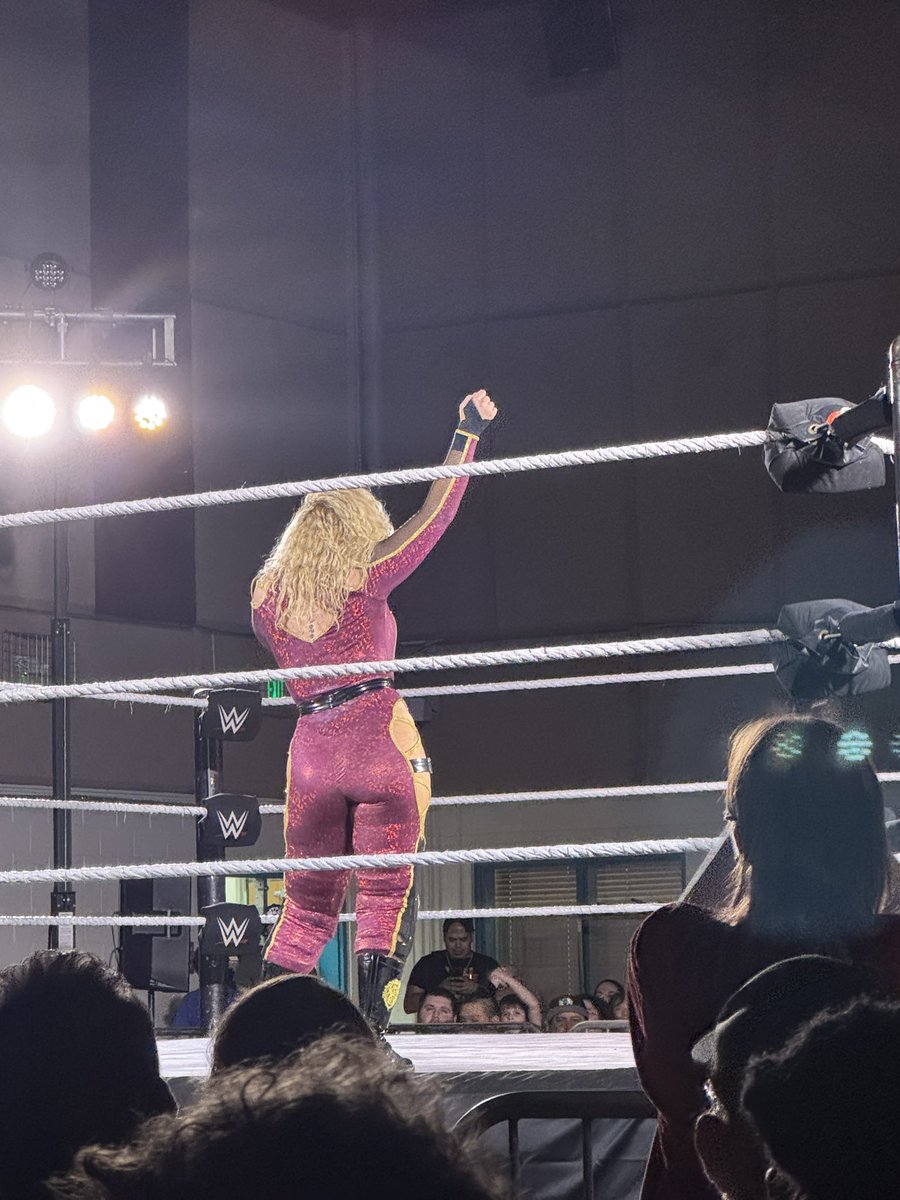 Can someone tell me who she is bc she’s suddenly everything to me #nxttampa #dirty30