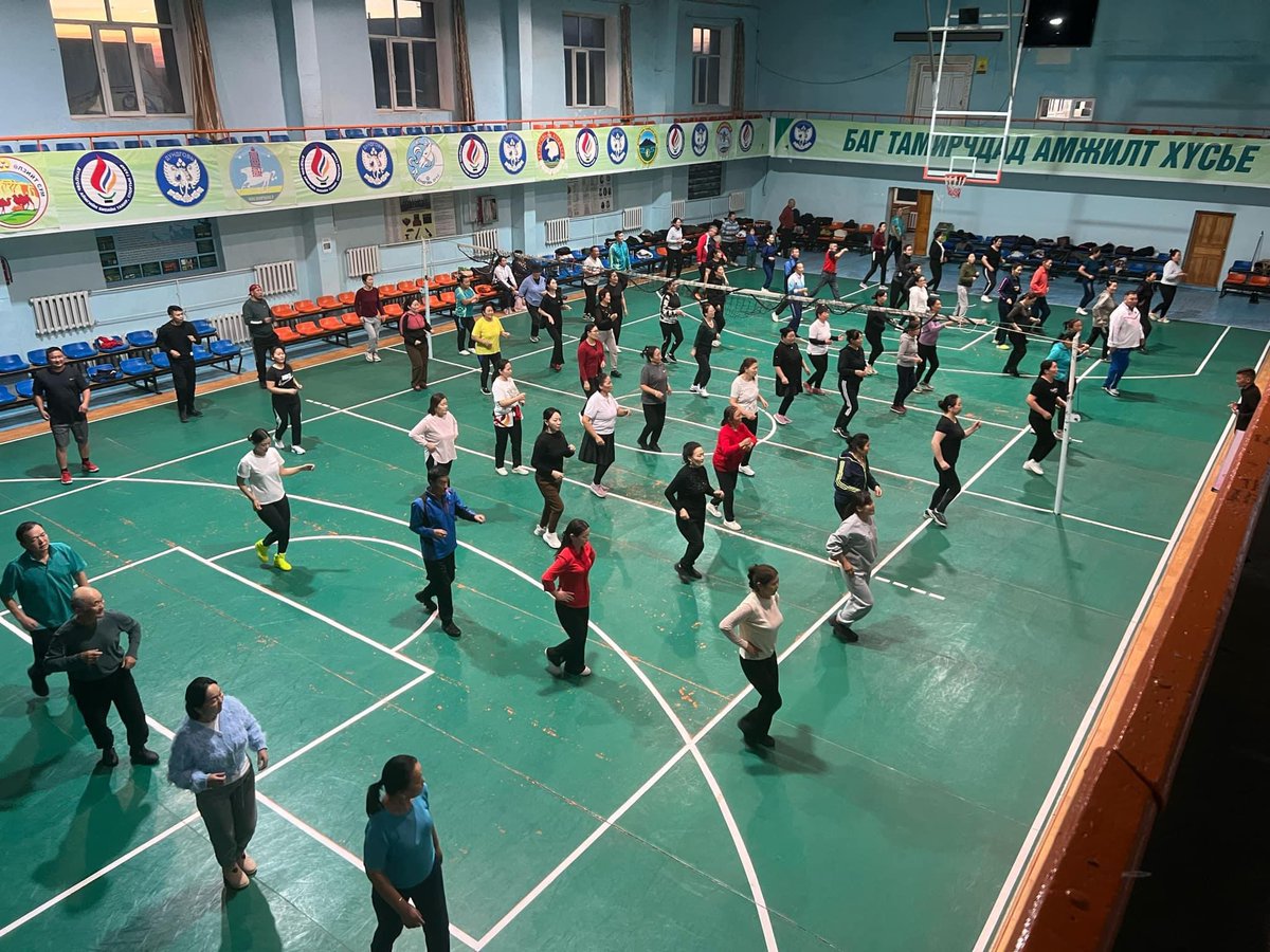 Эрүүл Дундговь өглөөний дасгал ийм цөөхүүлээ эхэлсэн бол одоо ийм олуулаа болсон. Гэхдээ энэ наана дахиад 1 эгнээ зогсох зай байна даа. 😜 12 сарын 01 -ийг хүртэл ажлын өдрүүдээр 07:00 цагаас өглөөний дасгал, шугам бүжгийн дасгал явагдаж байгаа шүү.