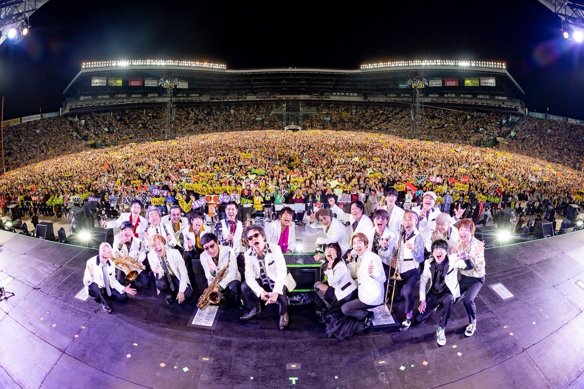 TOWER_NMNL's tweet photo. 昨日の甲子園でのライブも大成功! の #スカパラ ですが、ライブの模様の放送と来年のBEST ALBUMが発表されています。みなさん口を開いているのは「スカパラ」と叫んで撮影した時の「パ」のところだからかww
#スカパラ甲子園 U-NEXTにて 独占ライブ配信決定12/28(土)20:00- https://t.co/SvRghhztwv https://t.co/tSFRr5Yweq