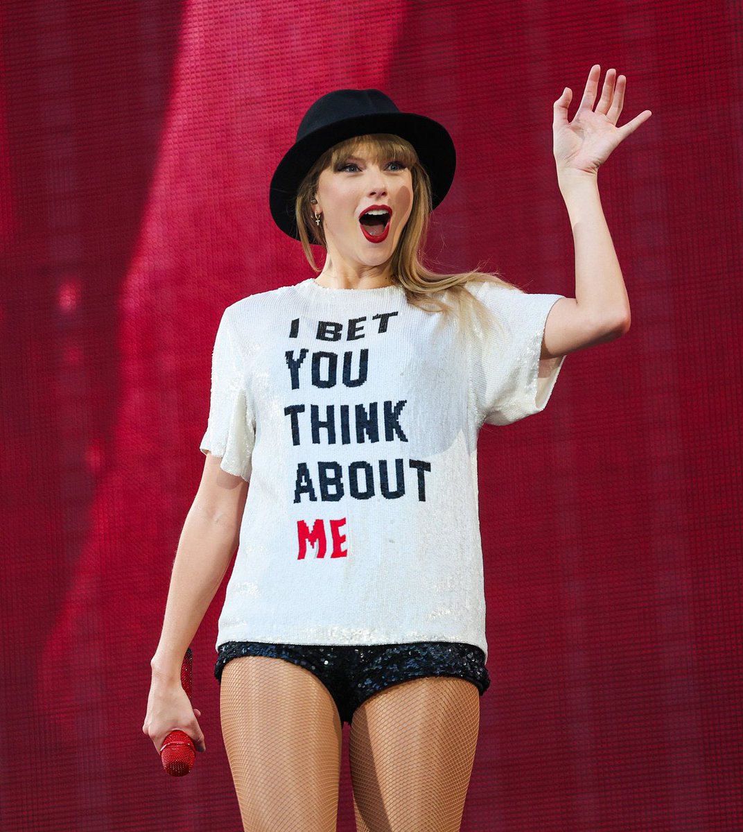 🚨| Taylor Swift's 22 shirt for the "Red" era at tonight's show! ❤️#TorontoTSTheErasTour