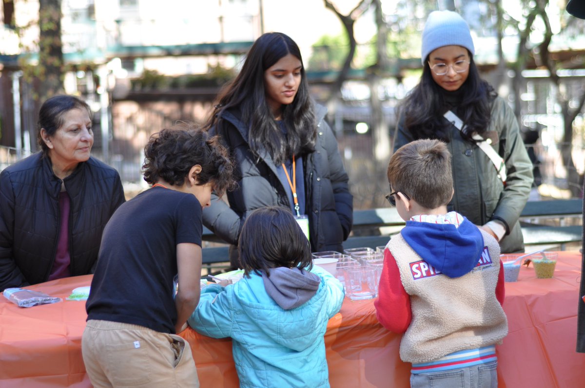 read_naveed's tweet photo. Ruppert Park looks lovely today thanks to Muslim Volunteers for New York's Environmental Stewardship & Park Beautification Day!
Kids got to rake leaves, till soil, plant flower bulbs, learn w/ Urban Park Rangers, eat lots of snacks & do arts & crafts…
1/2 #MV4NY #GiveServeGrow https://t.co/xiVprLfe2x