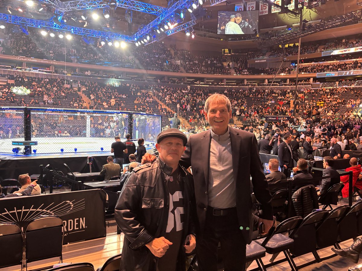 BernieKosarQB's tweet photo. #UFC 309 @TheGarden 🥊 #UMatter @Kosarwellness @stipemiocic #Cleveland #OHIO https://t.co/a834Gs3FSU Go #Stipe https://t.co/fC4SVfhZy1