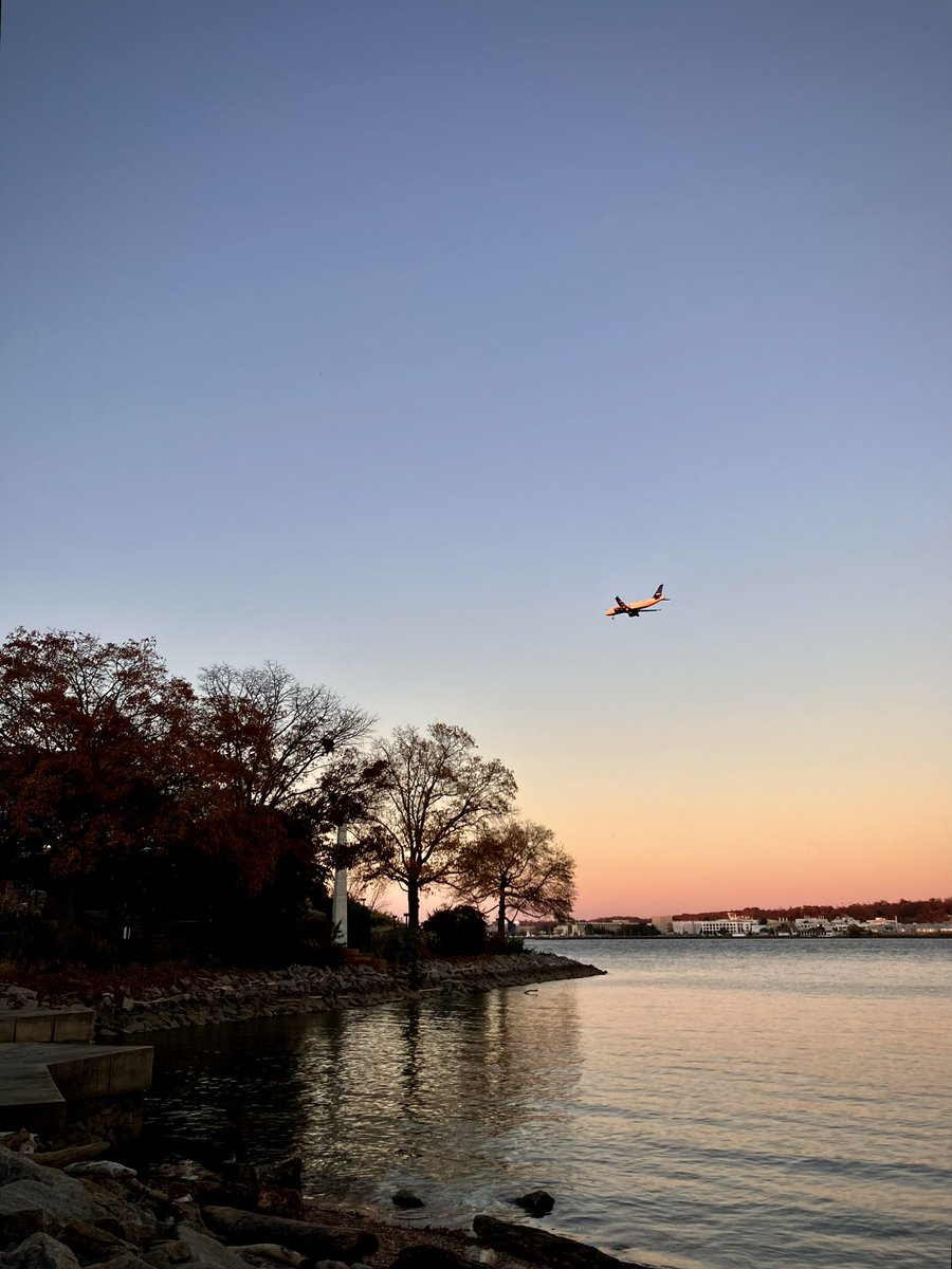 HobanGirl's tweet photo. Human life is measured by pains and pleasures. Monotony sends us to sleep.
— Thomas Clark Henley, ‘A Handful of Paper Shavings,’ 1861
#itsthelittlethings #naturespalette #hiddenalleys #PrinceSt #LeeSt #PotomacRiver #OldTown #Alexandria #November #nostalgia https://t.co/eMw9G2Tsp3