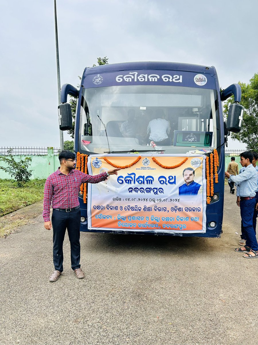 Subham_S_M's tweet photo. #Inauguration of Kaushal Rath (Skill Caravan) for awaring the youths of the district about Modern Day Cutting Edge Technologies. (Robotics, AI , Drone tech etc) https://t.co/46dgIfZRxD