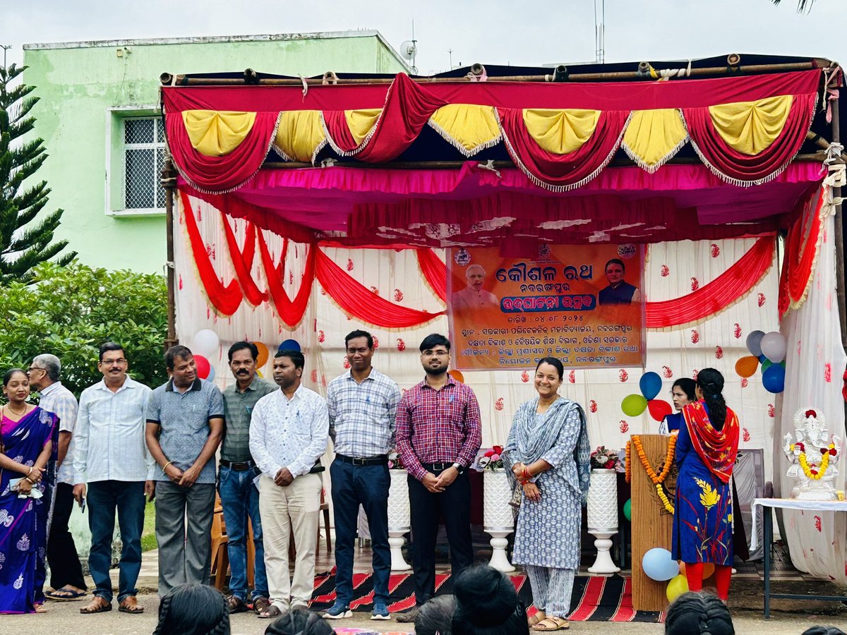 Subham_S_M's tweet photo. #Inauguration of Kaushal Rath (Skill Caravan) for awaring the youths of the district about Modern Day Cutting Edge Technologies. (Robotics, AI , Drone tech etc) https://t.co/46dgIfZRxD