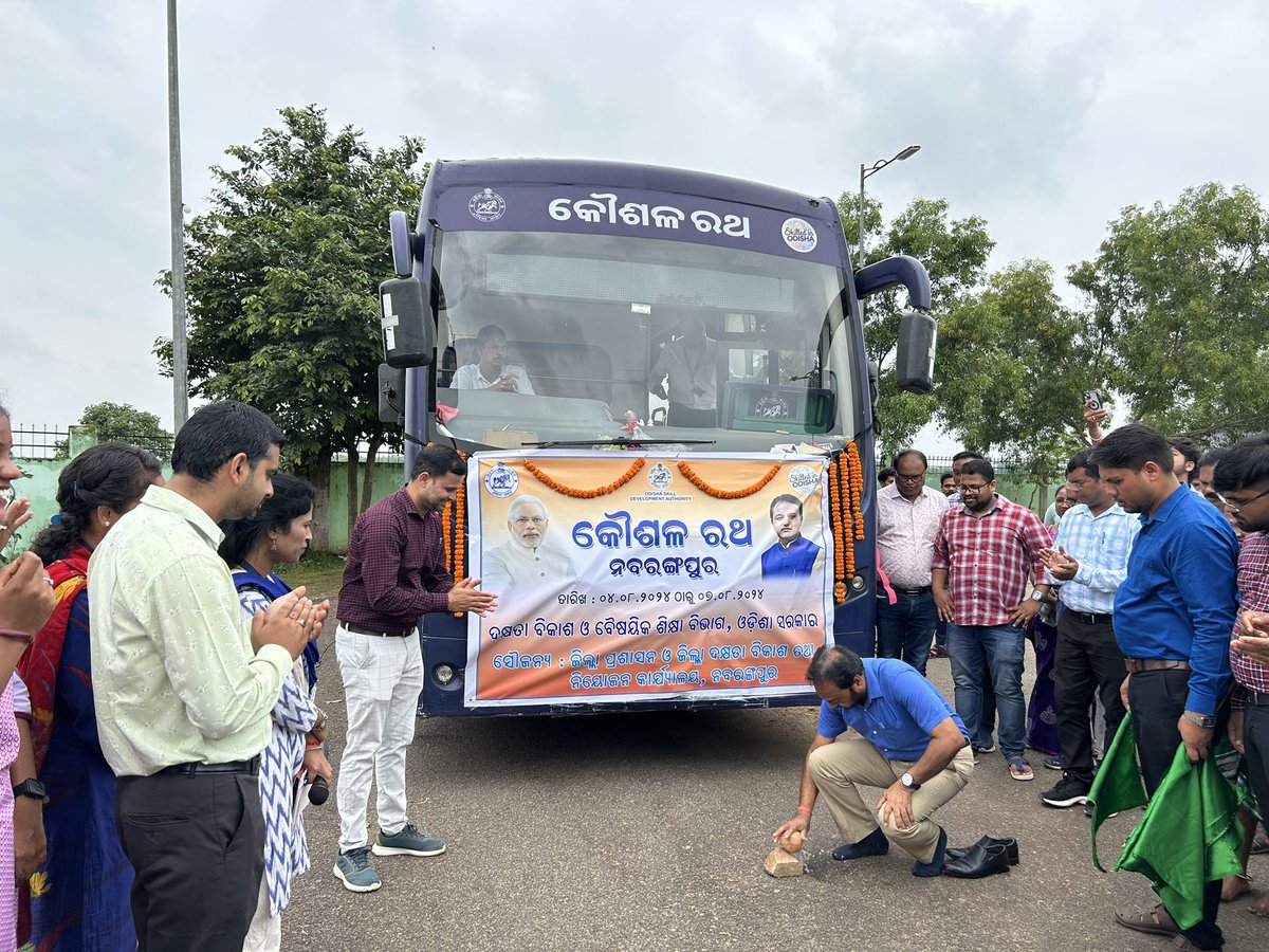 Subham_S_M's tweet photo. #Inauguration of Kaushal Rath (Skill Caravan) for awaring the youths of the district about Modern Day Cutting Edge Technologies. (Robotics, AI , Drone tech etc) https://t.co/46dgIfZRxD