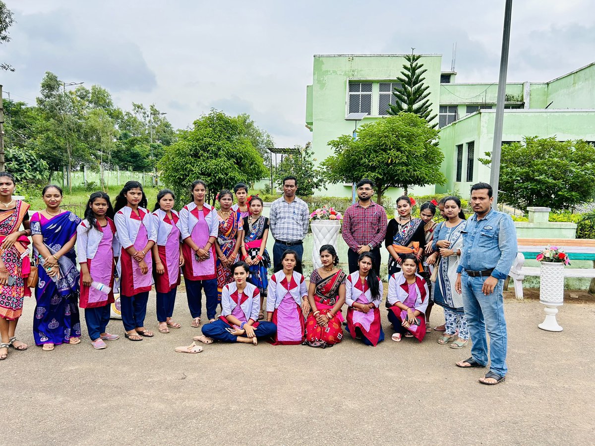 Subham_S_M's tweet photo. #Inauguration of Kaushal Rath (Skill Caravan) for awaring the youths of the district about Modern Day Cutting Edge Technologies. (Robotics, AI , Drone tech etc) https://t.co/46dgIfZRxD