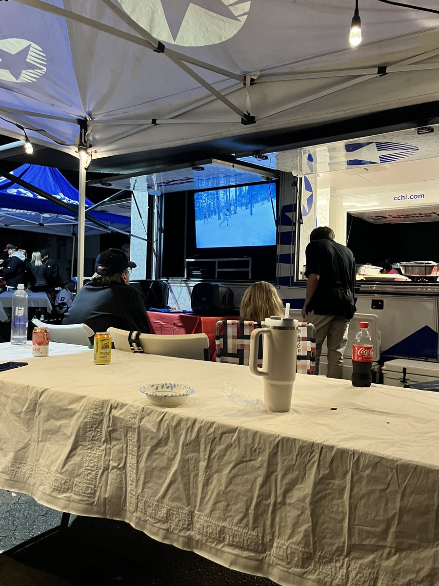 commandernch's tweet image. UGA tailgating kinda night!