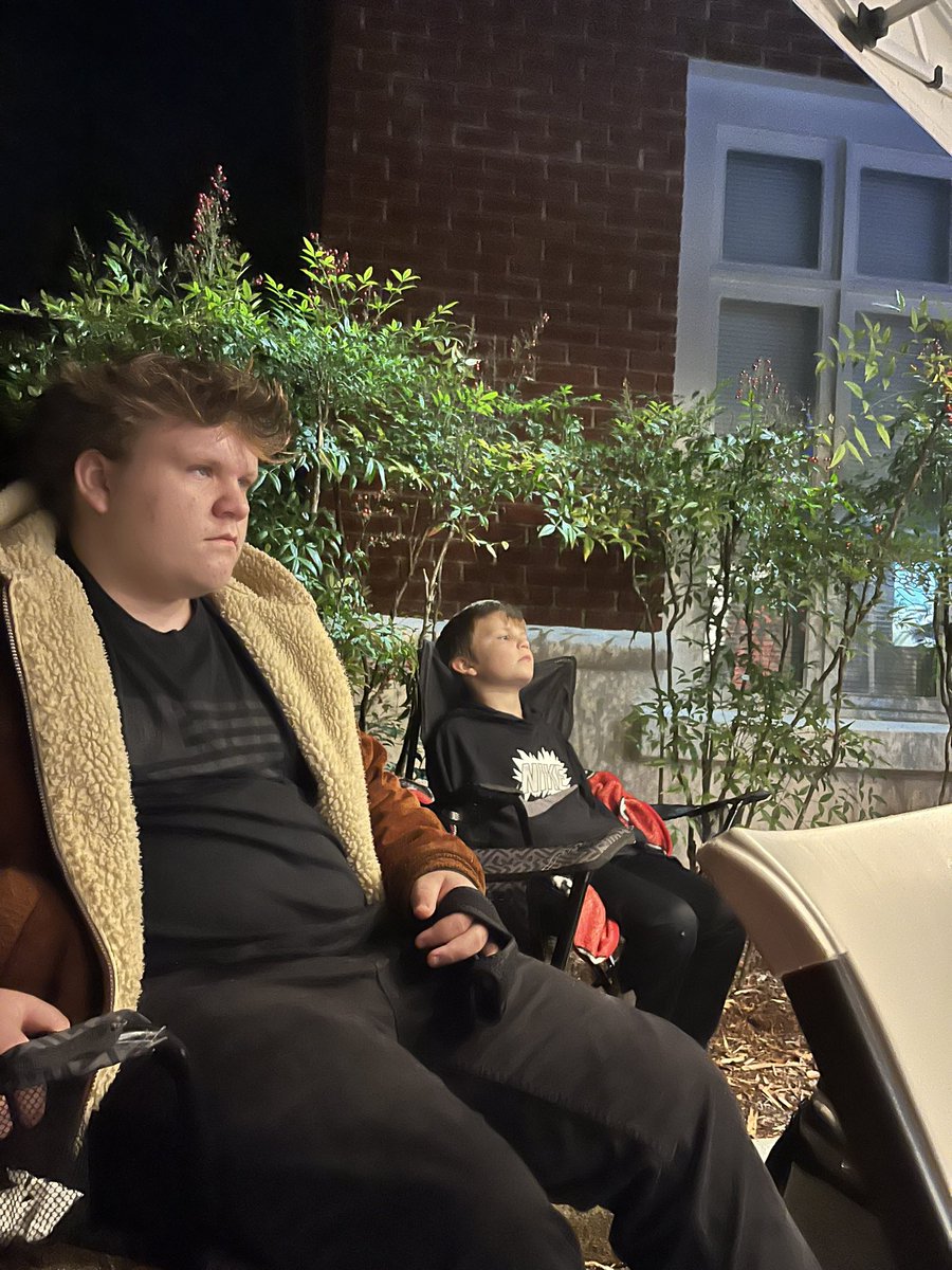 commandernch's tweet image. UGA tailgating kinda night!