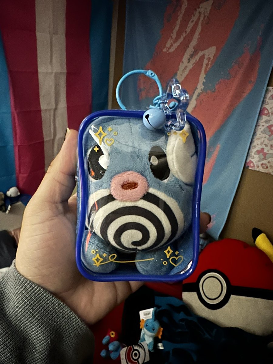 ArtGelly's tweet photo. @starryxm00ns YIPPEE!!! Now my little buddy can go with me everywhere!! Plus my sister said the bell makes me sound like a jester which makes this even BETTER!! https://t.co/g8iTzSvCu3
