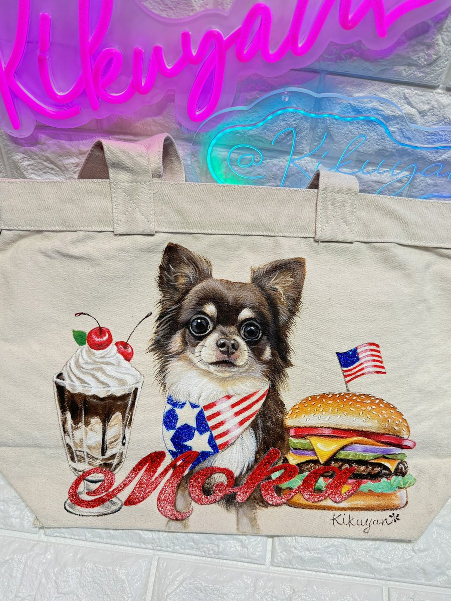 kikuyan65's tweet photo. トートバッグペイント‼️
 #アメカジ風  #diner をイメージ🧋🍔  #ロンチー モカちゃん描きました💖
#似顔絵 #ペット似顔絵 #dog Art#チワワンワンダフル#kikuyan #トイプードル#スムチー#chihuahuaofinstagram #pappy #chihuahua #パピー #dog#多頭飼い #ワンワン https://t.co/Uhyqwwb6ev