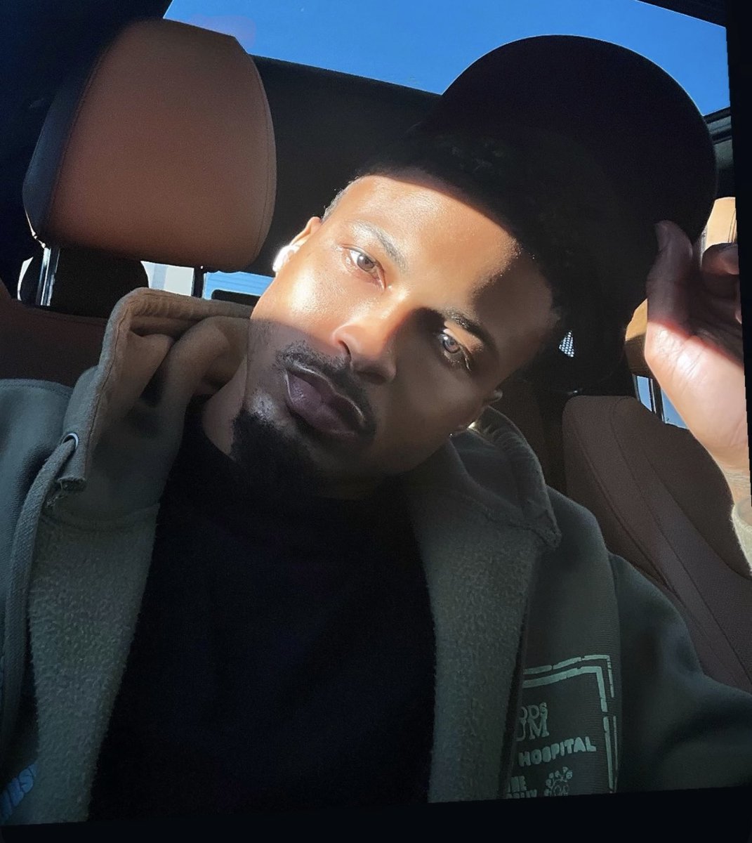 i’m staring…. respectfully. 😍