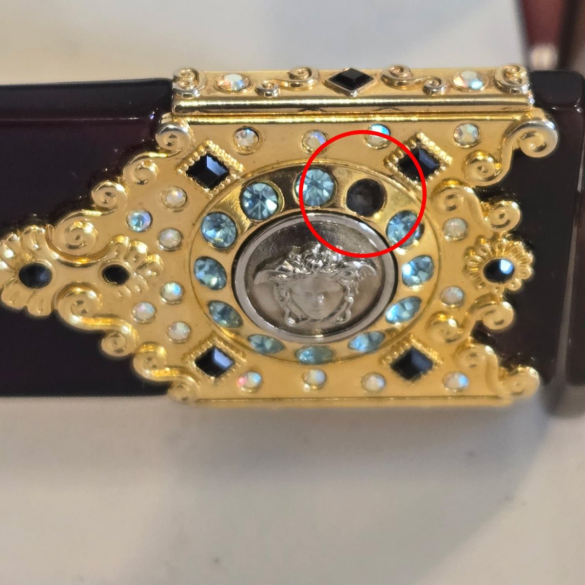 dotcomdon's tweet image. Hey @Versace x @EssiLux I need to get a replacement jewel for my Gianni Versace Mod 413/H Col 900 Sunglasses.  Can you help a brother out?