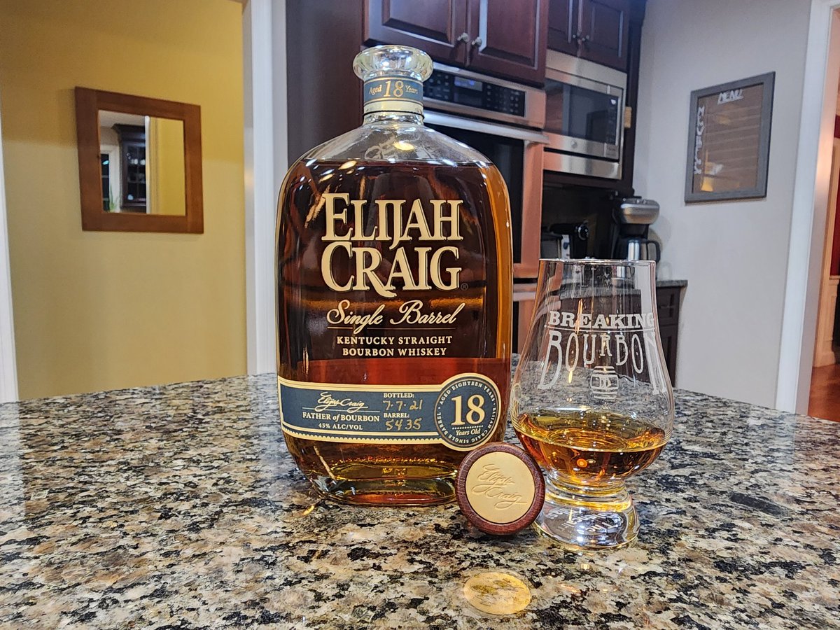 BreakingBourbon's tweet photo. Always a nice Saturday night pour 🥃 🥃
#breakingbourbon #whiskey #whisky #bourbon #heavenhill #elijahcraig #elijahcraigbourbon #singlebarrel #21yearsold #saturdaynight #tasty #cheers https://t.co/hAalVU4DkB