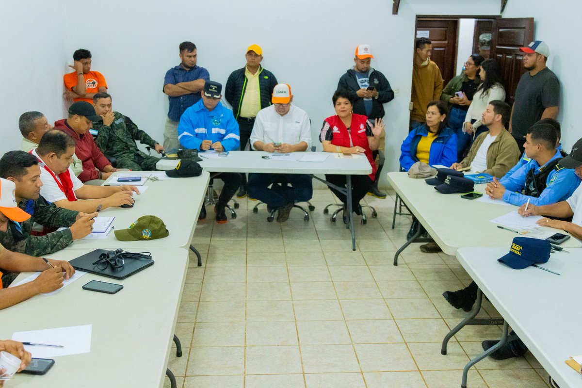 ProasolHN's tweet photo. El Gobierno Central dirigido por la Presidenta Xiomara Castro a delegado a la Directora Ejecutiva Olga Lydia Díaz de #PROASOL para coordinar y fortalecer la atención a las familias damnificadas de Olancho, con apoyo de los Comité de Emergencia Municipales (CODEM). https://t.co/WtgTSZ70LT