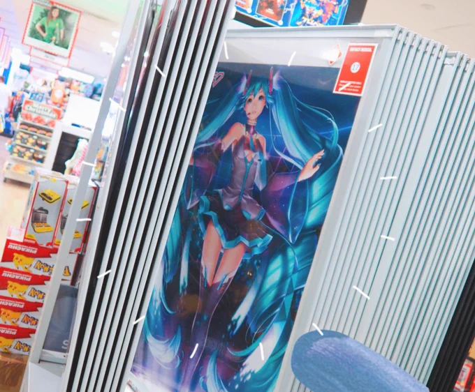 朝食を食べたお店の近くにゲームショップあった! アニメやゲームグッズが沢山置いてあって、ゲーム好きだから最高だった…! ミクさんのポスターも売ってたよ FNAFのfoxyくんグッズあって速攻買っちゃった