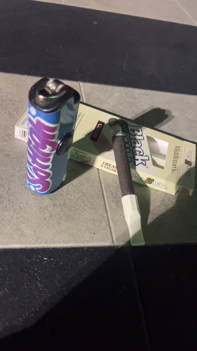 AddictLink273's tweet photo. Just smoking a black and mild and playing with my lighter fidget spinner on this beautiful fall night ๐ #NodderNation https://t.co/aohtks9Zg5
