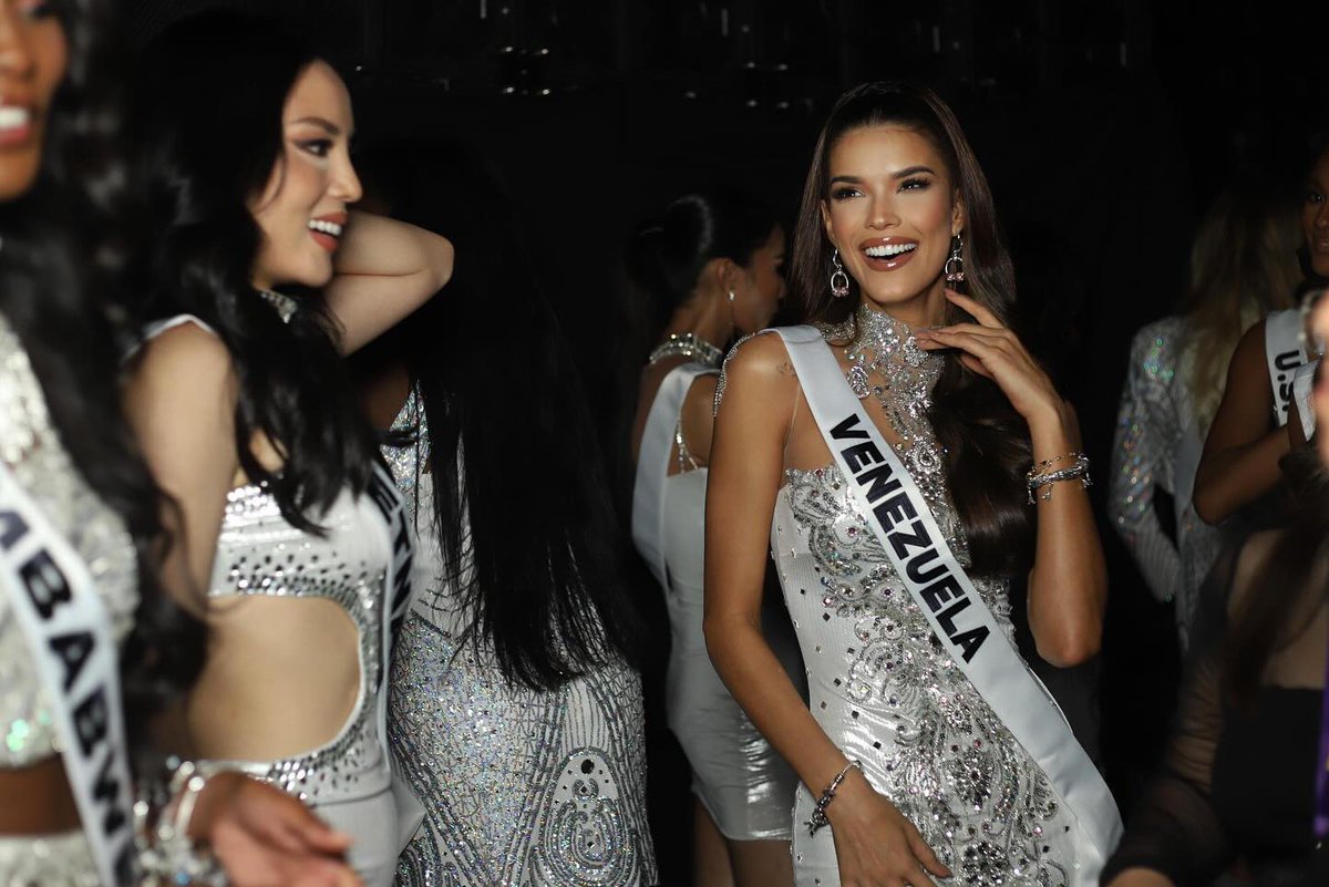Mariaucamarillo's tweet photo. Nuevamente República Dominicana 🇩🇴 y Venezuela 🇻🇪 en el top de semifinalistas 👏🏻👏🏻👏🏻 #MissUniverse2024 https://t.co/A0L89FUMno