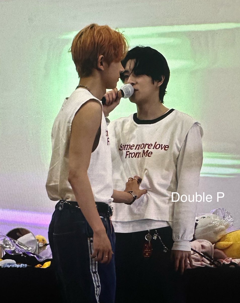 cherieyunie's tweet photo. heeseung, too, is losing his mind over jake crop top i GET him https://t.co/1fg86o7NsP