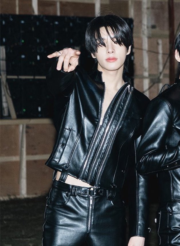 cherieyunie's tweet photo. heeseung, too, is losing his mind over jake crop top i GET him https://t.co/1fg86o7NsP