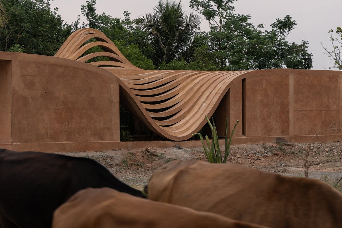 w_emerg's tweet image. How can architecture nurture education and community within a home? Vaazh House, designed by Vy Architecture Studio, redefines the traditional Tamil "thinnai" as a space for shared experiences and connection.
#Sustainable #CommunityArchitecture #CourtyardDesign #TamilHeritage