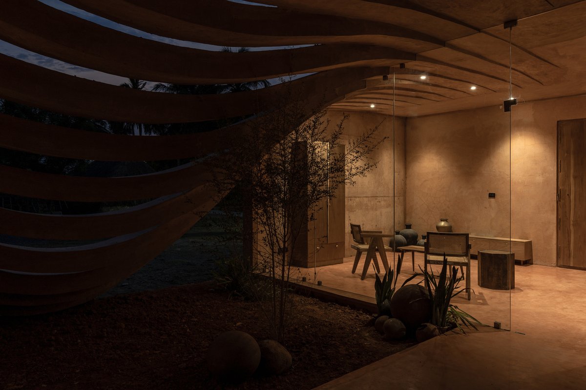 w_emerg's tweet image. How can architecture nurture education and community within a home? Vaazh House, designed by Vy Architecture Studio, redefines the traditional Tamil "thinnai" as a space for shared experiences and connection.
#Sustainable #CommunityArchitecture #CourtyardDesign #TamilHeritage
