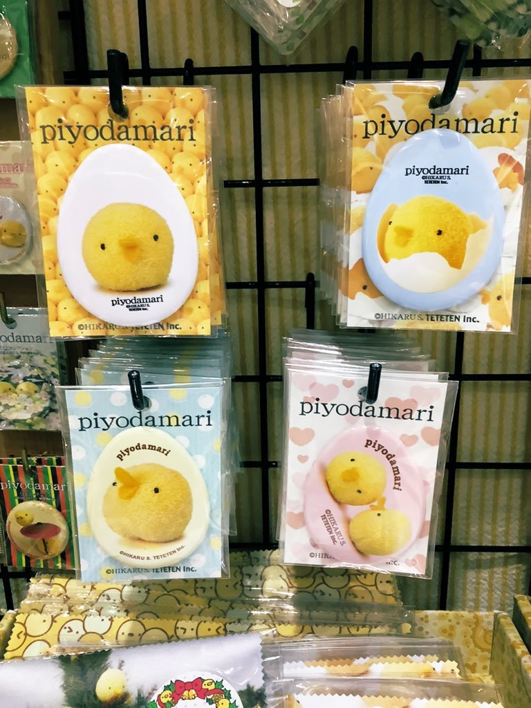 本日もデザフェス参加中〜
ポストカード、人気のケーキ作り。
クリスマス柄のメガネ拭き、新作卵型缶バッチ！