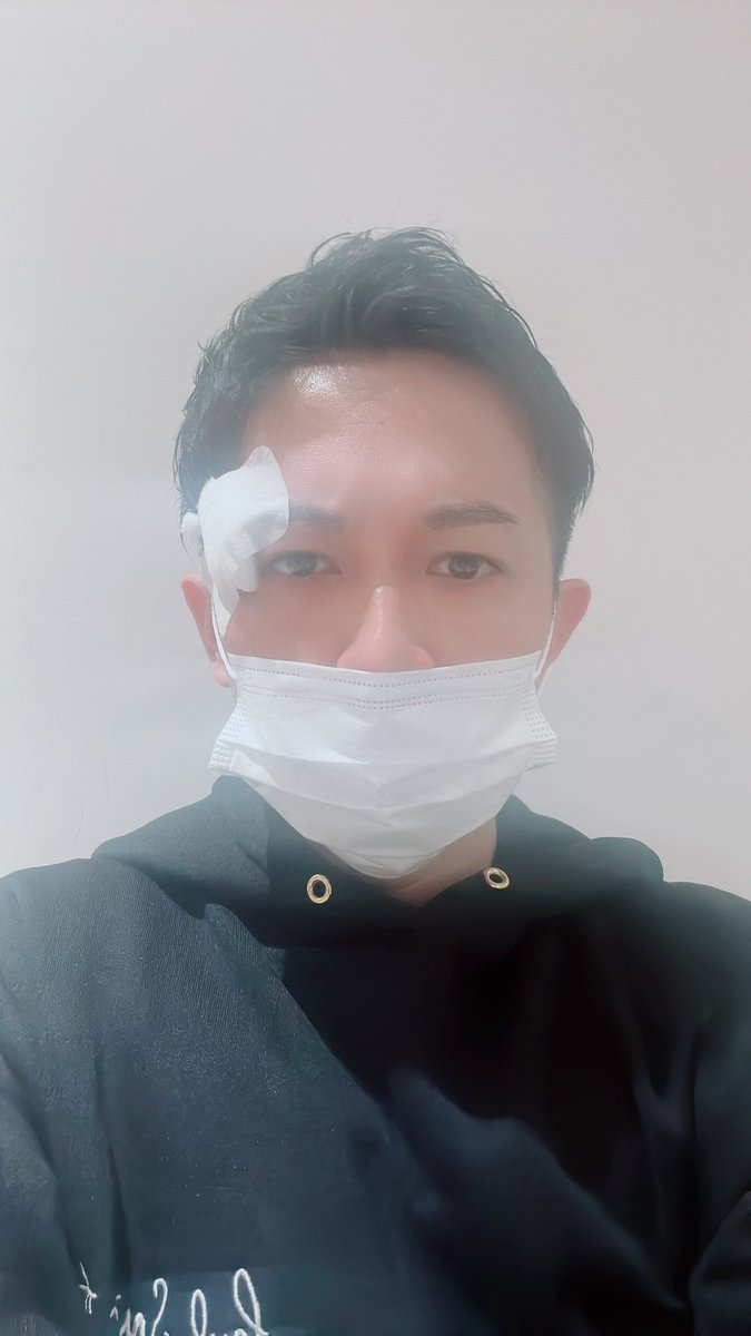 ぬー、やってしまった。。
パデル(スポーツ)で壁際のボール取ろうとしたときに自分のラケットが当たってスパッと。。3針縫いました。
そんな中ではありますが、毎年恒例の伊藤先生とのトークイベントが23日11時〜ありますのでよかったら渋谷にお越しください。