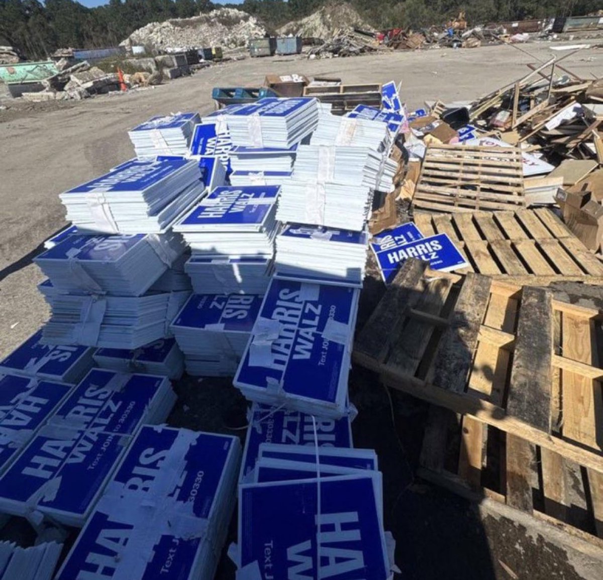 ImmigrantRish's tweet image. lol here’s a bunch of unused and unsold #HarrisWalz signs in a dumpster. #kamala #DemocraticParty