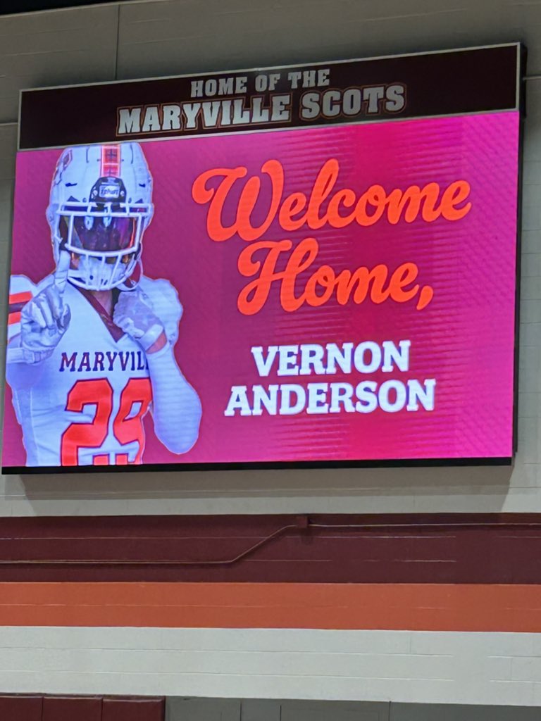 9issuee's tweet photo. Had a great time at @MCScotsFootball today! Thank you @CoachLongHill @MCScotsCoachMoe @FultonFootball @CSmithScout https://t.co/gBXgKqweo0