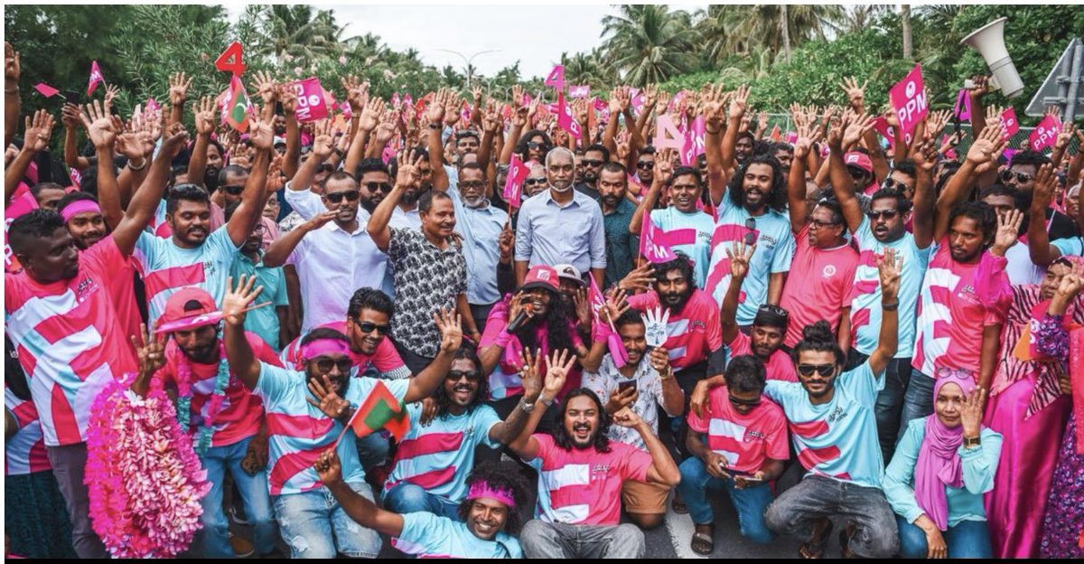 ދިވެހީންގެރާއްޖޭގެ ވެރިކަމަށް،ޕީ.އެން.ސީގެ ސަރުކާރަށް ރައީސް ޑރ.މުޢިއްޒުގެ ޒަޢާމަތަށް 1 އަހަރުފުރޭ މި އުފާވެރި މުނާސަބަތުގައި އެންމެހައި ލޮބުވެތި ދިވެހި ރައްޔިތުންނަށާއި ދިވެހީންގެ ރާއްޖޭގެ ލޮބުވެތި ޢިއްޒަތްތެރި ރައީސުލްޖުމްހޫރިއްޔާ ޑރ.މުޙައްމަދު މުޢިއްޒަށް ނުހަނު