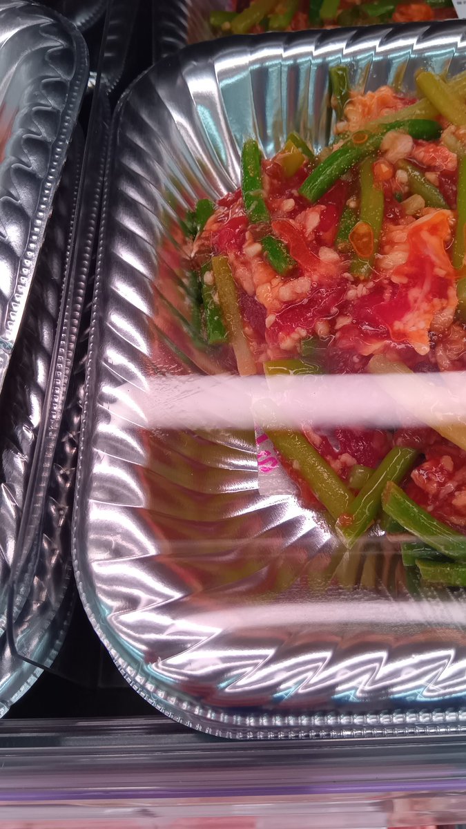 こういうのが売れなくなる原因である
ニンニクの芽が入ったのが当社のです、他はライバル会社のもの
味付け肉にも吸水シートは必須だ
見た目はとことんこだわらないと