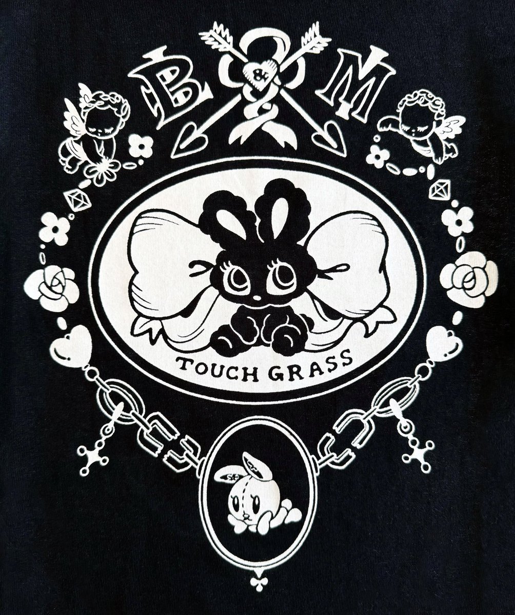 あっちゃん♡　ロゴブローチ ブラック ホワイト Touch Grassの首飾り ブラックバニーがいる世界と現実の世界をつなぐ
