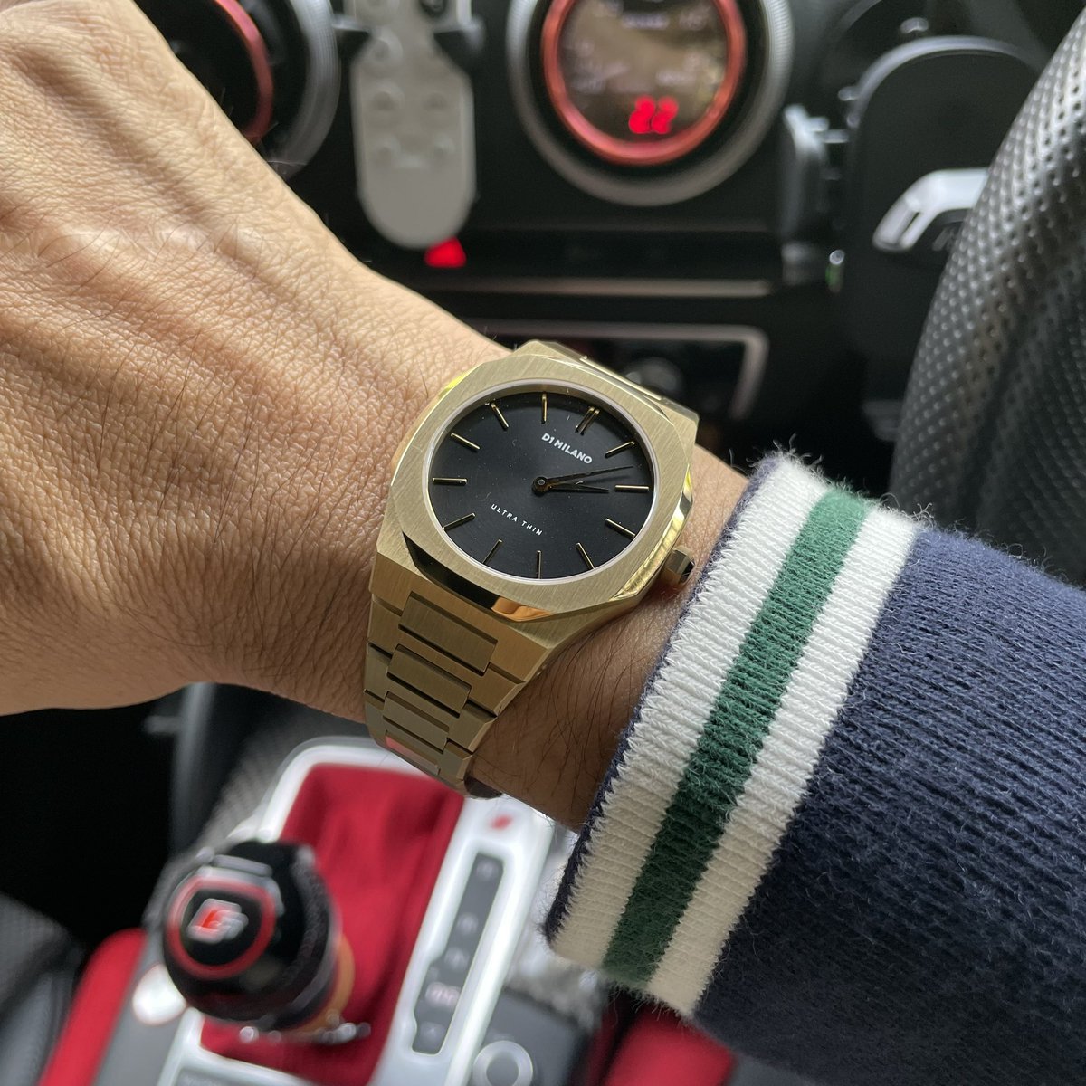 masaone_4103's tweet photo. 皆様、こんにちは🙋🏻♂️⌚️
今日は一日使って車のメンテナンスです🚗
相棒はHºM"S' WatchさんにいただいたD1 MILANO ULTRATHIN 34mm Gold Nightです💰🖤
#hmswatchstore #D1MILANO https://t.co/17ufMsKVGB