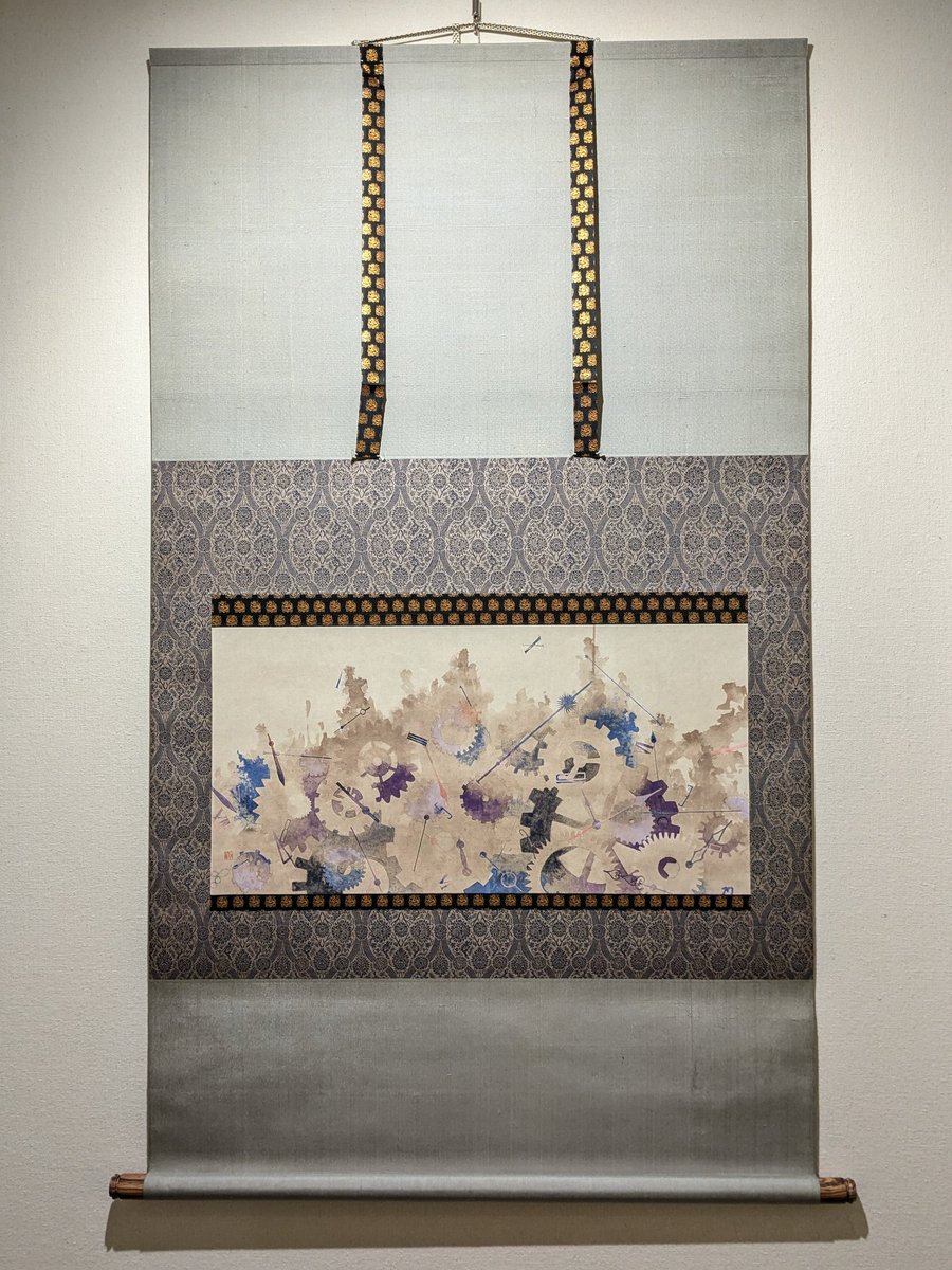 ichiro_4869's tweet photo. 先日開催された「掛け軸の未来展2024」に伺いました！
表装することで自身の作品がかっこよくなり、とても良い経験をさせていただきました。

『流転』2024年 https://t.co/j6zu4cnMTU