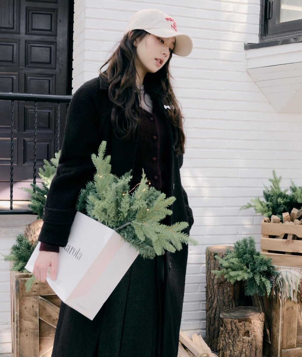 W0ony's tweet photo. Elegance redefined with Wonyoung 🌸
Showcasing the timeless charm of Rolarola Clothing – where every outfit tells a story.
Step into a world of style. 💫 #RolarolaXWonyoung https://t.co/HUU7Dfeh3P