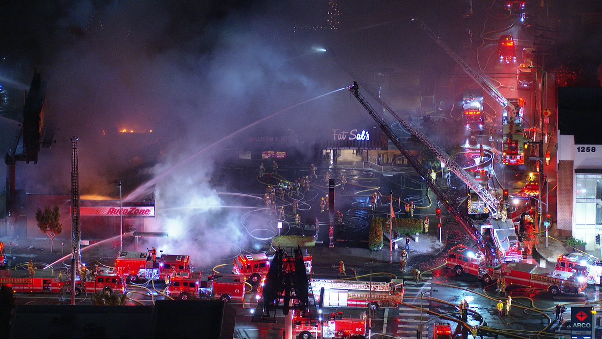 justinobrien's tweet photo. PHOTOS from #SKYFOX above the MASSIVE strip mall fire destroyed an Auto Zone and Sushi Restaurant at Fountain &amp; Highland in Hollywood. Fire fighters were able to save Fat Sals Sun Shop. A hazmat situation due chemicals from the Auto Zone. @LAFDtalk @LAFD https://t.co/JMBSCFDbzR